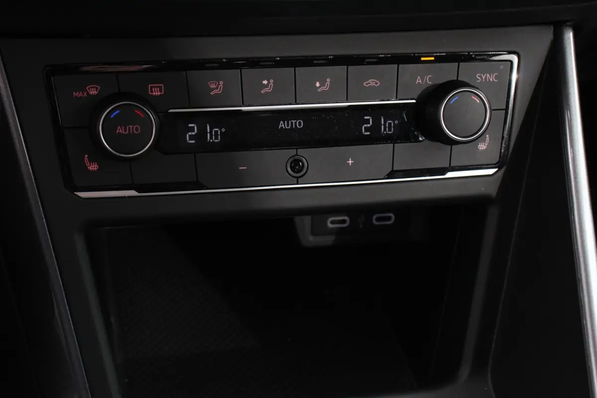 1.0 TSI 110 pk DSG Highline Navigatie Apple Carplay/Android Auto Adaptieve Cruise Control Parkeersensoren Stoelverwarming Privacy Glass Climatronic