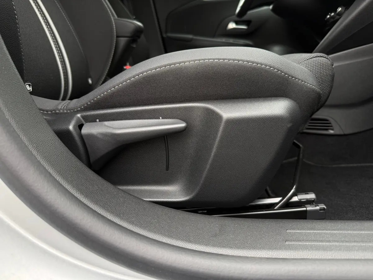 1.2 145PK Turbo AUTOMAAT Hybrid GS ACHTERUITRIJCAMERA| PARKEERSENSOREN V+A| ADAPTIEVE CRUISECONTROL| DODEHOEK DETECTIE| EXTRA GETINT GLAS| HEMELKLEDING DONKER| SPORTSTOELEN| VOORSTOELEN VERW