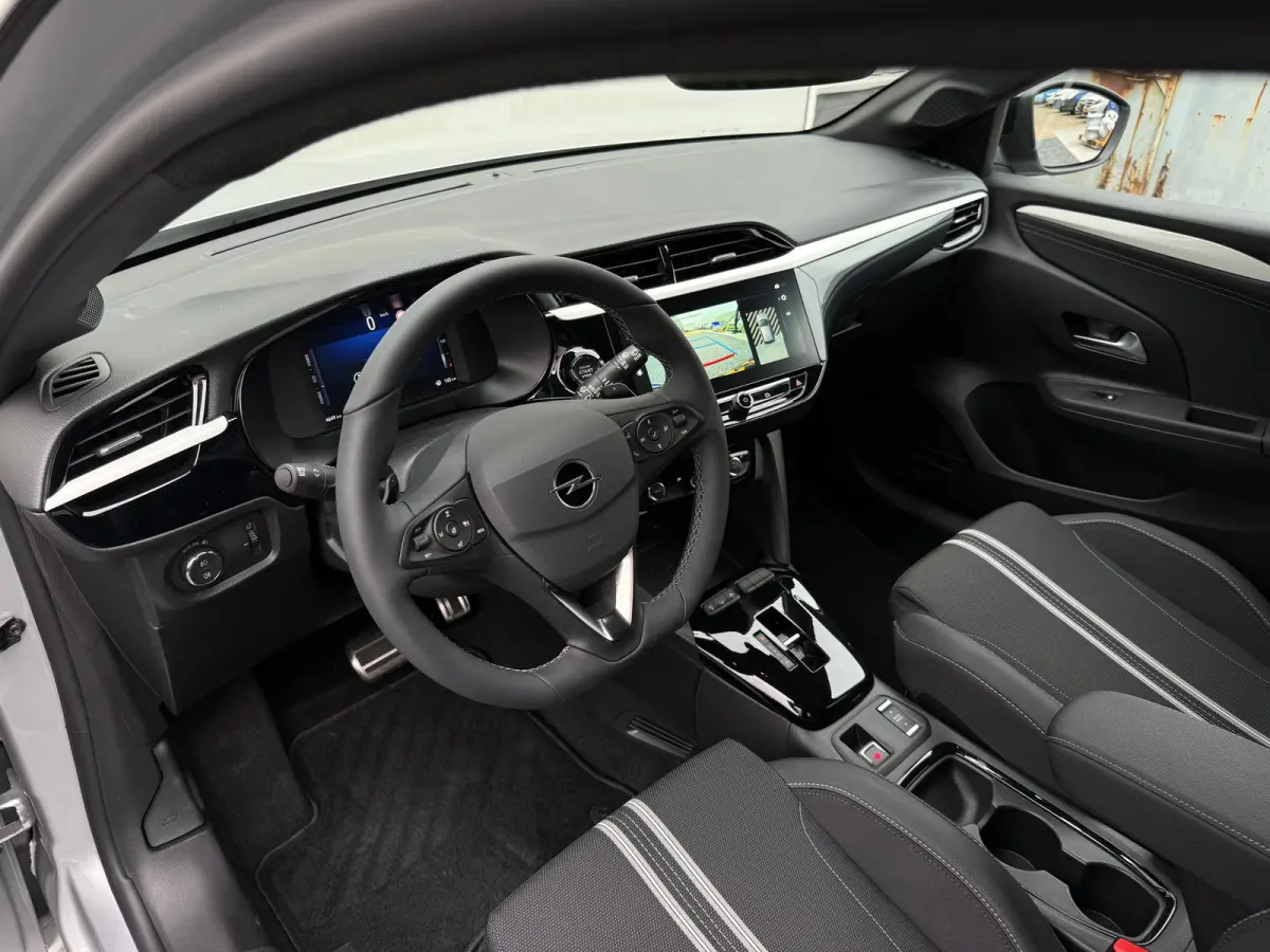 1.2 145PK Turbo AUTOMAAT Hybrid GS ACHTERUITRIJCAMERA| PARKEERSENSOREN V+A| ADAPTIEVE CRUISECONTROL| DODEHOEK DETECTIE| EXTRA GETINT GLAS| HEMELKLEDING DONKER| SPORTSTOELEN| VOORSTOELEN VERW