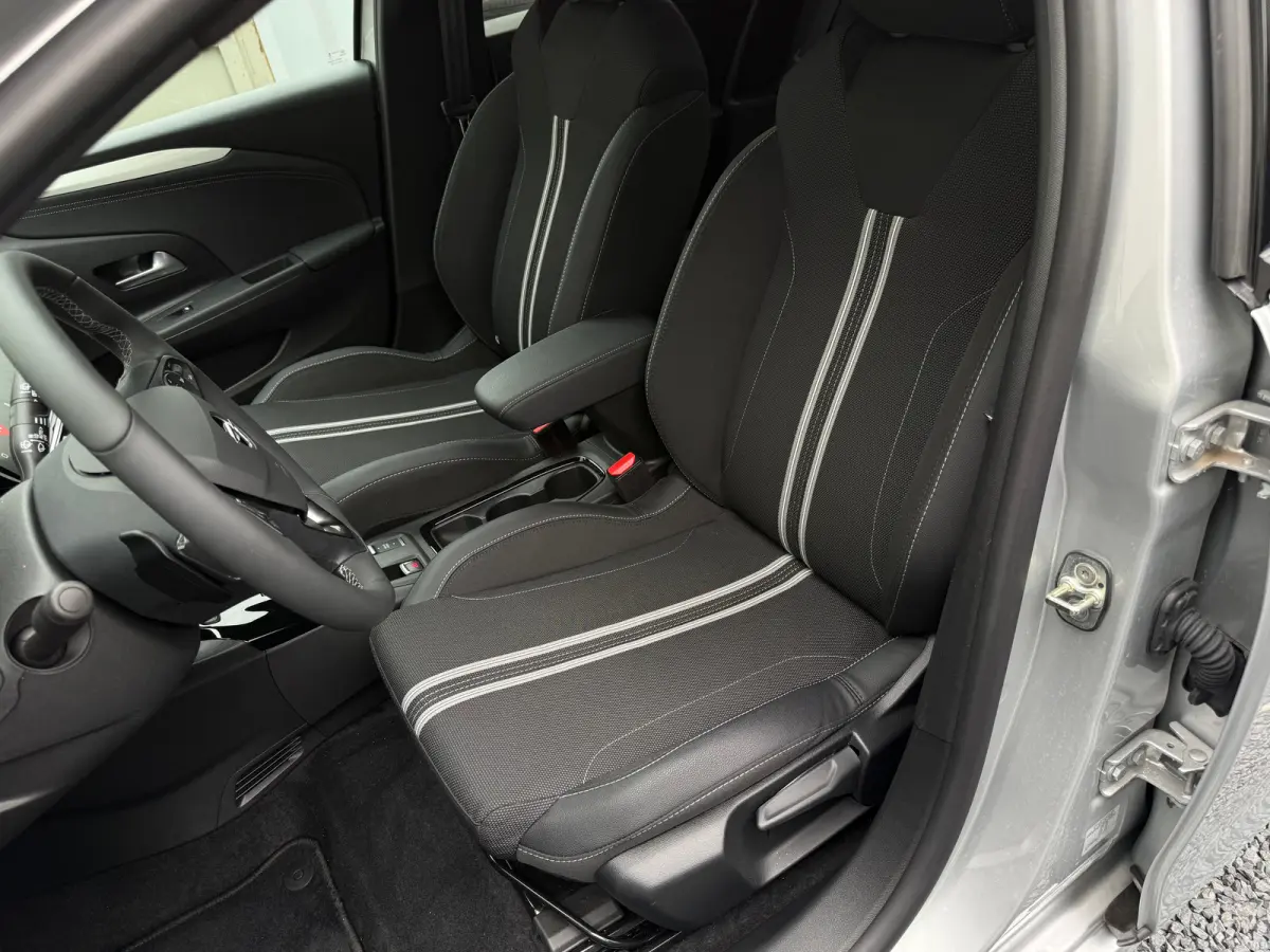 1.2 145PK Turbo AUTOMAAT Hybrid GS ACHTERUITRIJCAMERA| PARKEERSENSOREN V+A| ADAPTIEVE CRUISECONTROL| DODEHOEK DETECTIE| EXTRA GETINT GLAS| HEMELKLEDING DONKER| SPORTSTOELEN| VOORSTOELEN VERW