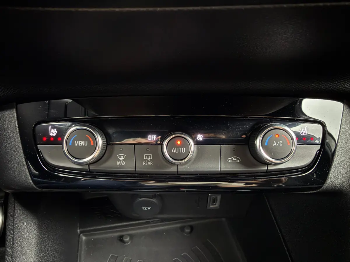 1.2 145PK Turbo AUTOMAAT Hybrid GS ACHTERUITRIJCAMERA| PARKEERSENSOREN V+A| ADAPTIEVE CRUISECONTROL| DODEHOEK DETECTIE| EXTRA GETINT GLAS| HEMELKLEDING DONKER| SPORTSTOELEN| VOORSTOELEN VERW