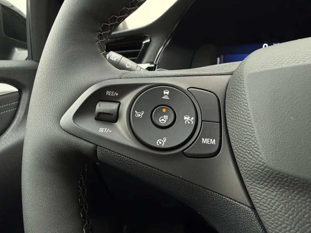 1.2 145PK Turbo AUTOMAAT Hybrid GS ACHTERUITRIJCAMERA| PARKEERSENSOREN V+A| ADAPTIEVE CRUISECONTROL| DODEHOEK DETECTIE| EXTRA GETINT GLAS| HEMELKLEDING DONKER| SPORTSTOELEN| VOORSTOELEN VERW