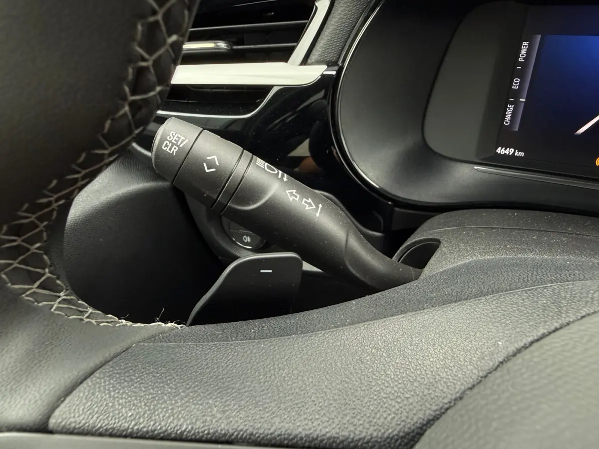 1.2 145PK Turbo AUTOMAAT Hybrid GS ACHTERUITRIJCAMERA| PARKEERSENSOREN V+A| ADAPTIEVE CRUISECONTROL| DODEHOEK DETECTIE| EXTRA GETINT GLAS| HEMELKLEDING DONKER| SPORTSTOELEN| VOORSTOELEN VERW
