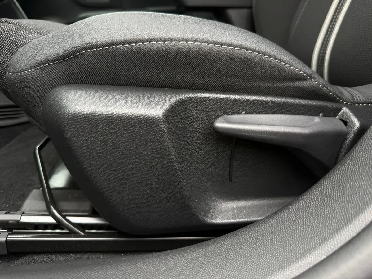 1.2 145PK Turbo AUTOMAAT Hybrid GS ACHTERUITRIJCAMERA| PARKEERSENSOREN V+A| ADAPTIEVE CRUISECONTROL| DODEHOEK DETECTIE| EXTRA GETINT GLAS| HEMELKLEDING DONKER| SPORTSTOELEN| VOORSTOELEN VERW
