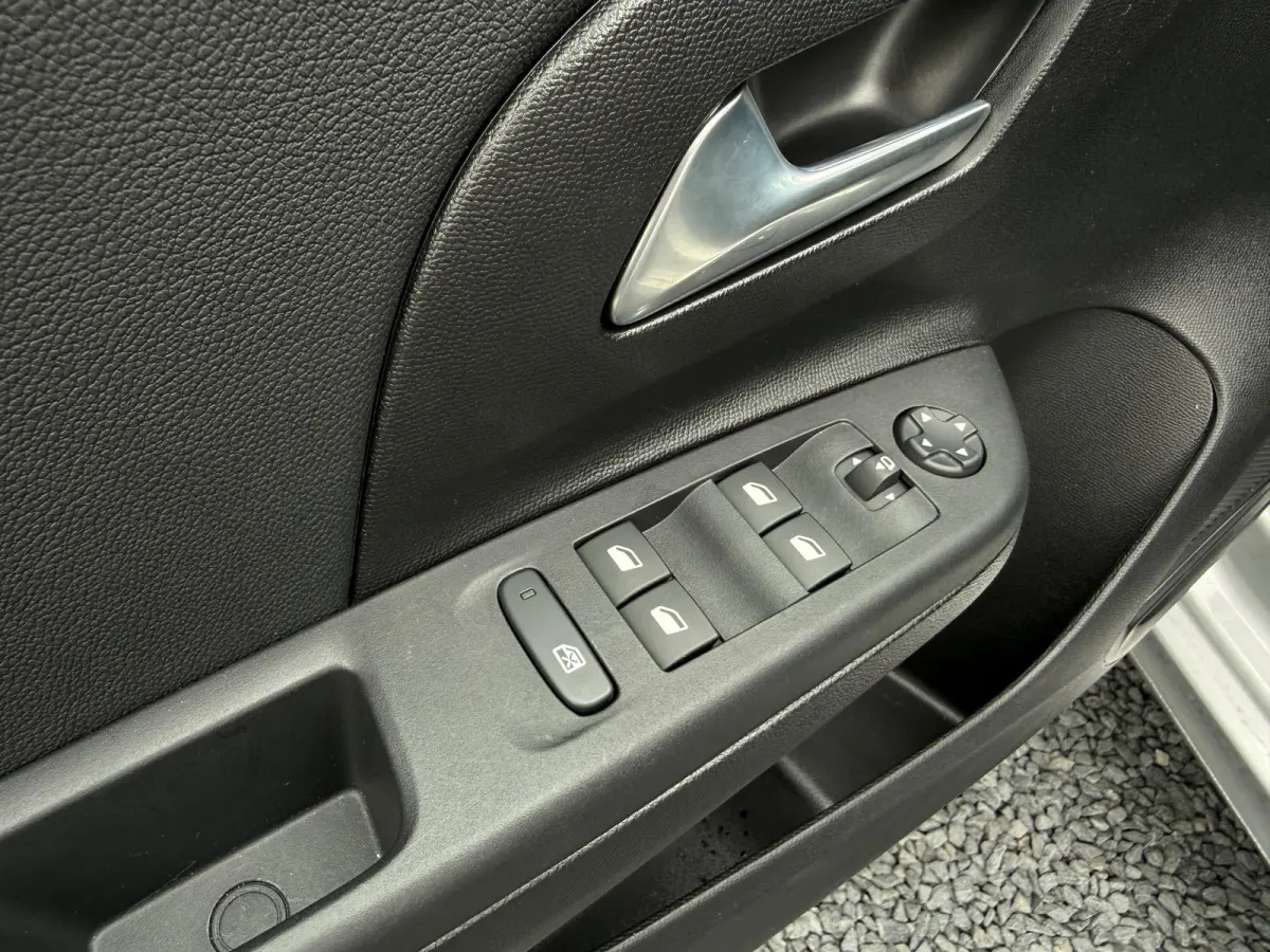1.2 145PK Turbo AUTOMAAT Hybrid GS ACHTERUITRIJCAMERA| PARKEERSENSOREN V+A| ADAPTIEVE CRUISECONTROL| DODEHOEK DETECTIE| EXTRA GETINT GLAS| HEMELKLEDING DONKER| SPORTSTOELEN| VOORSTOELEN VERW