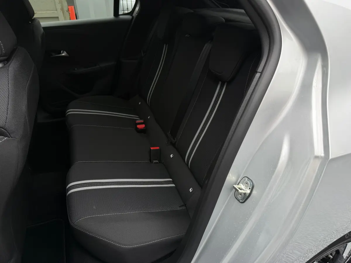 1.2 145PK Turbo AUTOMAAT Hybrid GS ACHTERUITRIJCAMERA| PARKEERSENSOREN V+A| ADAPTIEVE CRUISECONTROL| DODEHOEK DETECTIE| EXTRA GETINT GLAS| HEMELKLEDING DONKER| SPORTSTOELEN| VOORSTOELEN VERW