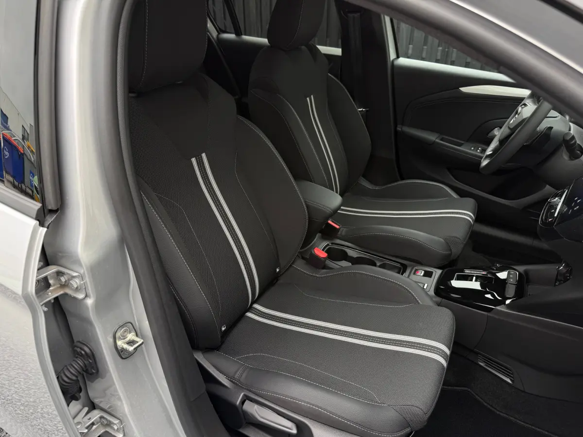 1.2 145PK Turbo AUTOMAAT Hybrid GS ACHTERUITRIJCAMERA| PARKEERSENSOREN V+A| ADAPTIEVE CRUISECONTROL| DODEHOEK DETECTIE| EXTRA GETINT GLAS| HEMELKLEDING DONKER| SPORTSTOELEN| VOORSTOELEN VERW