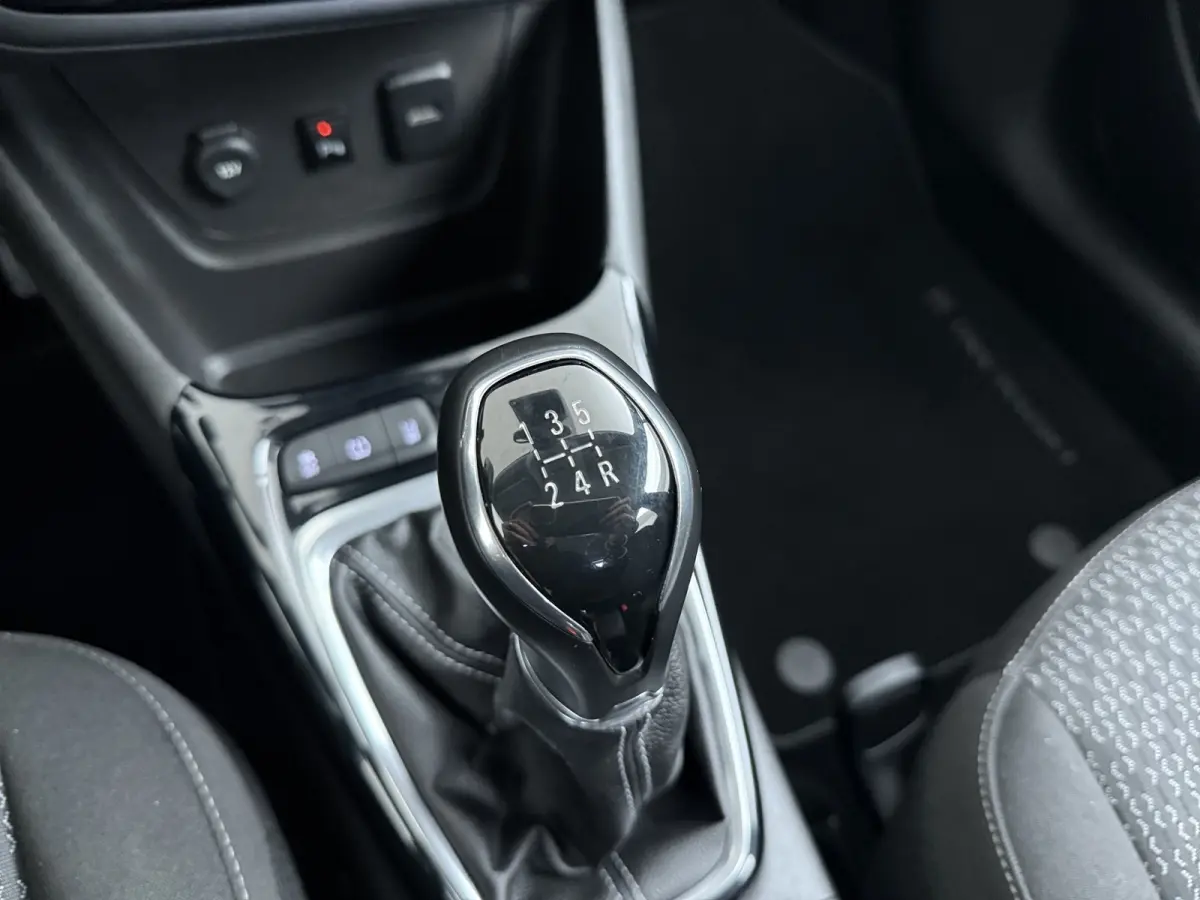 1.2 Turbo Online Edition / Navigatie via Carplay / Parkeersensoren / Stuur -en Stoelverwarmd / 16'' LMV