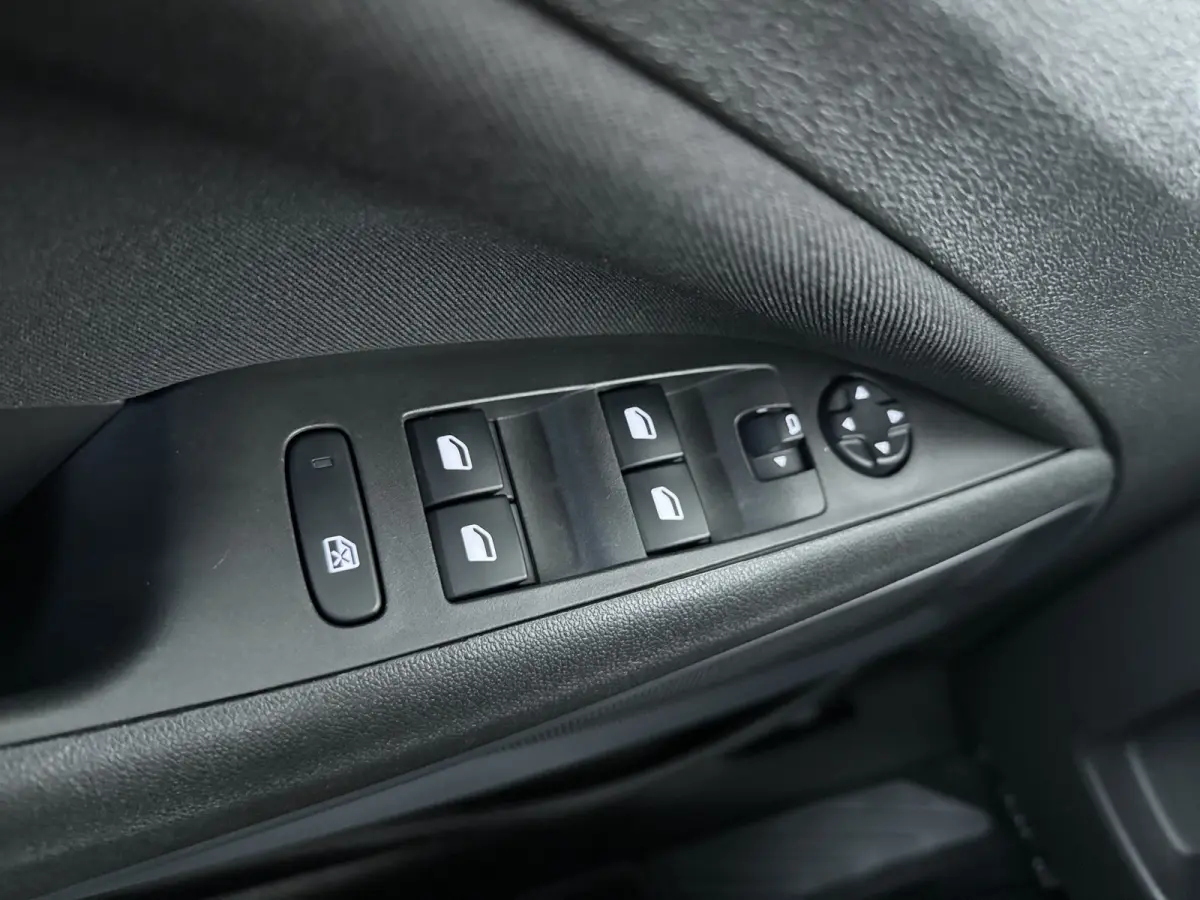 1.2 Turbo Online Edition / Navigatie via Carplay / Parkeersensoren / Stuur -en Stoelverwarmd / 16'' LMV