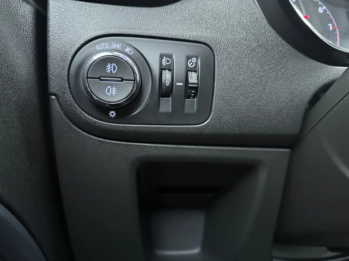 1.2 Turbo Online Edition / Navigatie via Carplay / Parkeersensoren / Stuur -en Stoelverwarmd / 16'' LMV