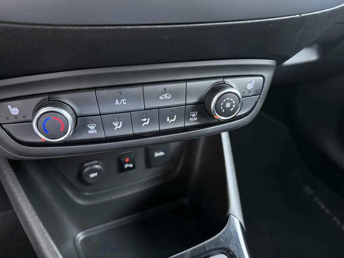 1.2 Turbo Online Edition / Navigatie via Carplay / Parkeersensoren / Stuur -en Stoelverwarmd / 16'' LMV
