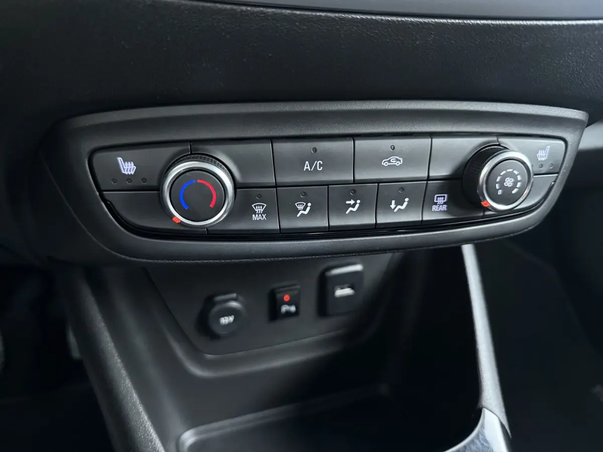 1.2 Turbo Online Edition / Navigatie via Carplay / Parkeersensoren / Stuur -en Stoelverwarmd / 16'' LMV