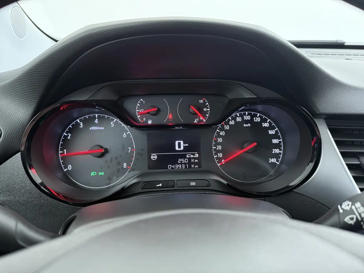 1.2 Turbo Online Edition / Navigatie via Carplay / Parkeersensoren / Stuur -en Stoelverwarmd / 16'' LMV
