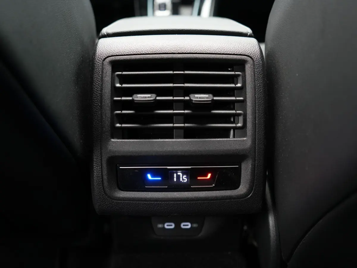 1.5 eTSI R-Line Business | IQ Matrix | Apple Carplay/Android Auto | Panorama dak | Black Style | Sfeerverlichting |