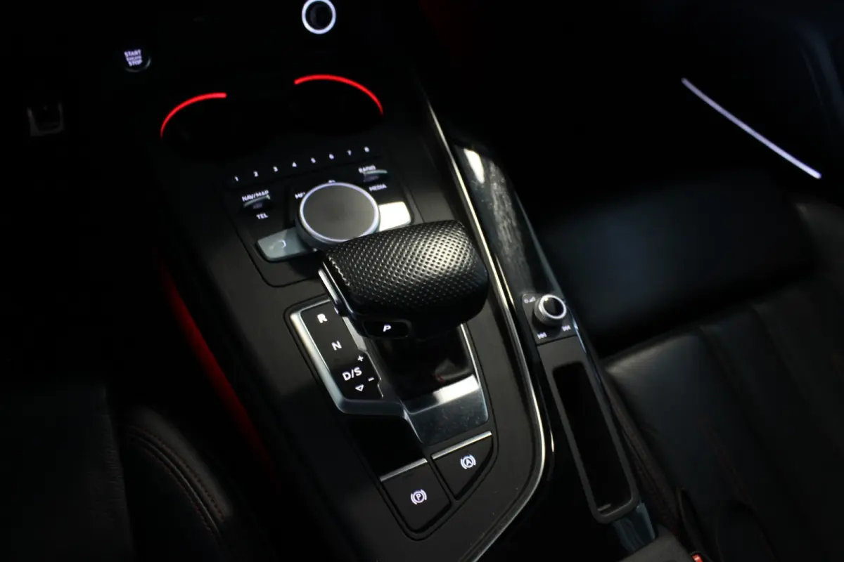 2.0 TFSI MHEV S-Line Black Edition Pano | Standkachel | Keyless | Trekhaak | Virtual Cockpit | RS4 Remmen | Leder | Stoelverw. | Adapt. Cruise | 20" LMV | Camera | PDC V+A