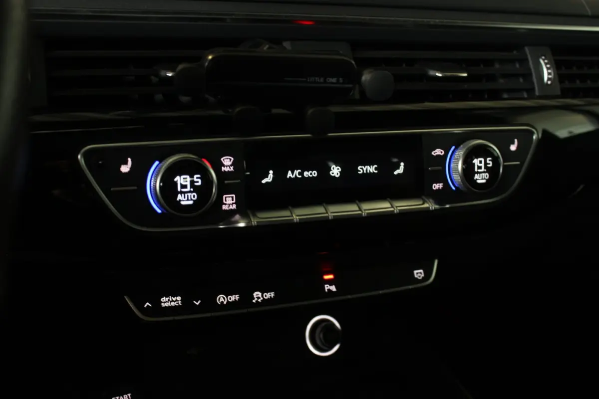 2.0 TFSI MHEV S-Line Black Edition Pano | Standkachel | Keyless | Trekhaak | Virtual Cockpit | RS4 Remmen | Leder | Stoelverw. | Adapt. Cruise | 20" LMV | Camera | PDC V+A
