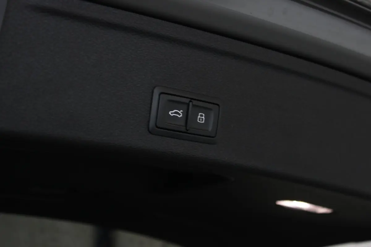 2.0 TFSI MHEV S-Line Black Edition Pano | Standkachel | Keyless | Trekhaak | Virtual Cockpit | RS4 Remmen | Leder | Stoelverw. | Adapt. Cruise | 20" LMV | Camera | PDC V+A