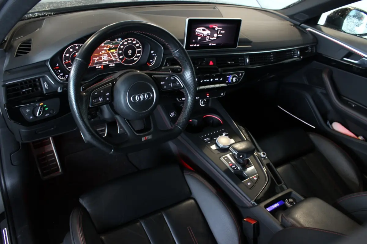 2.0 TFSI MHEV S-Line Black Edition Pano | Standkachel | Keyless | Trekhaak | Virtual Cockpit | RS4 Remmen | Leder | Stoelverw. | Adapt. Cruise | 20" LMV | Camera | PDC V+A
