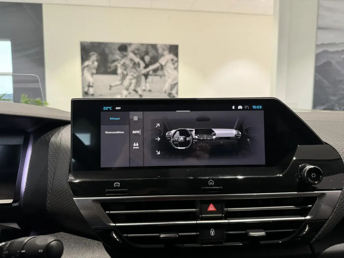 ë-Series 54 kWh | 180 graden camera | Parkeersensoren | Navigatie | Apple/Android Carplay | Massage stoelen |