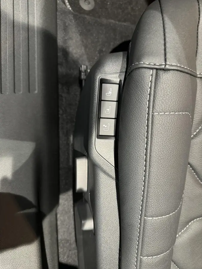ë-Series 54 kWh | 180 graden camera | Parkeersensoren | Navigatie | Apple/Android Carplay | Massage stoelen |
