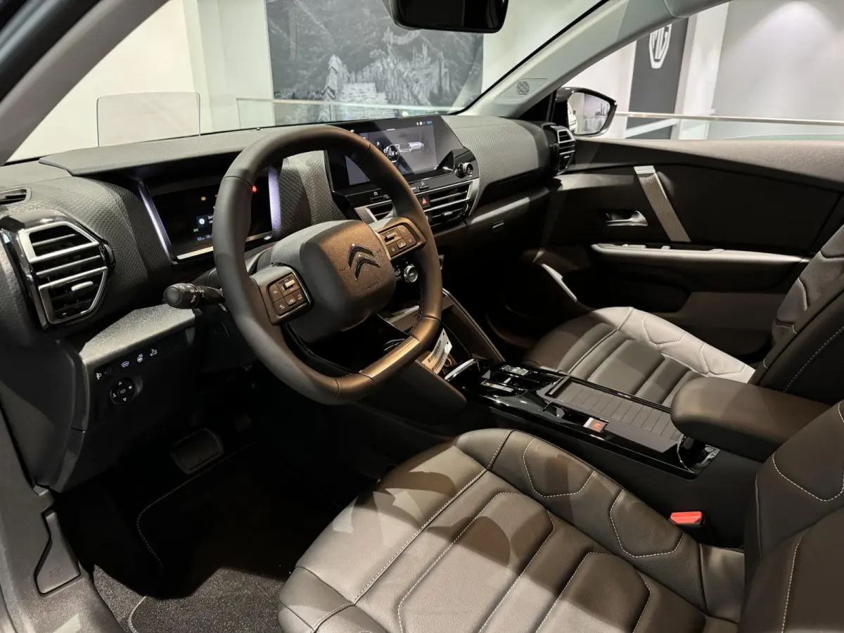 ë-Series 54 kWh | 180 graden camera | Parkeersensoren | Navigatie | Apple/Android Carplay | Massage stoelen |