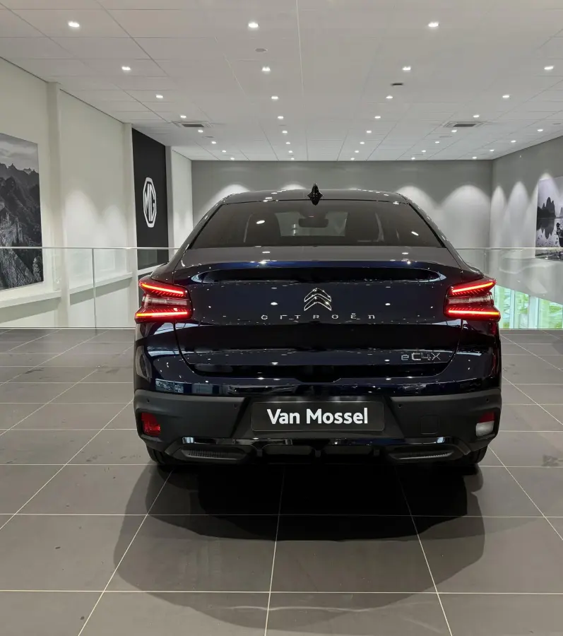 ë-Series 54 kWh | 180 graden camera | Parkeersensoren | Navigatie | Apple/Android Carplay | Massage stoelen |