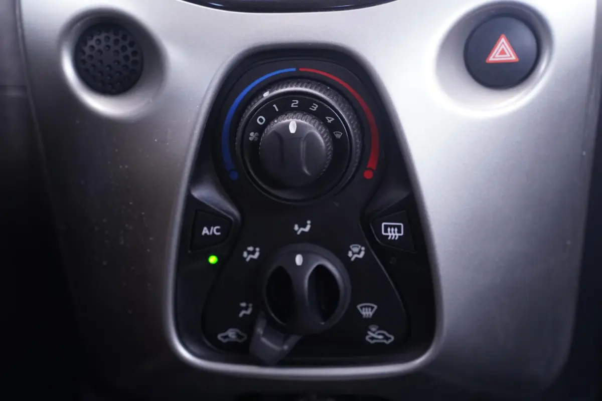 1.2 PureTech Shine airco bleutooth stuurbediening stoelverwarming 4-seizoen-banden cruise-controle spiegels electrisch verstelbaar cv met sleutel