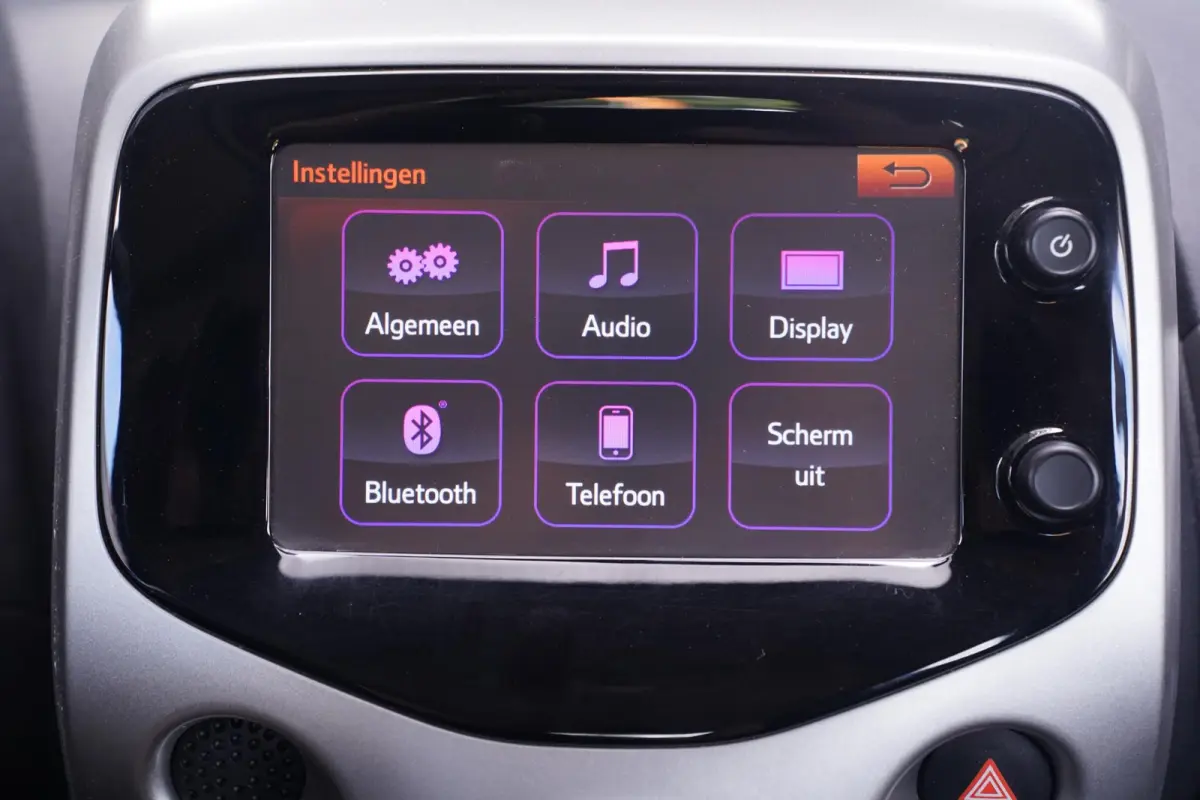 1.2 PureTech Shine airco bleutooth stuurbediening stoelverwarming 4-seizoen-banden cruise-controle spiegels electrisch verstelbaar cv met sleutel