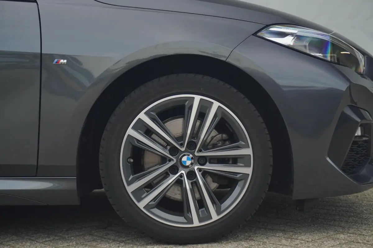 218i Executive M Sport | Elektrisch verwarmde voorstoelen | Cruise control | M Sport Steering