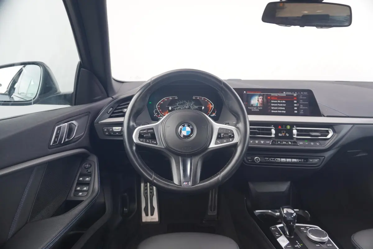 218i Executive M Sport | Elektrisch verwarmde voorstoelen | Cruise control | M Sport Steering
