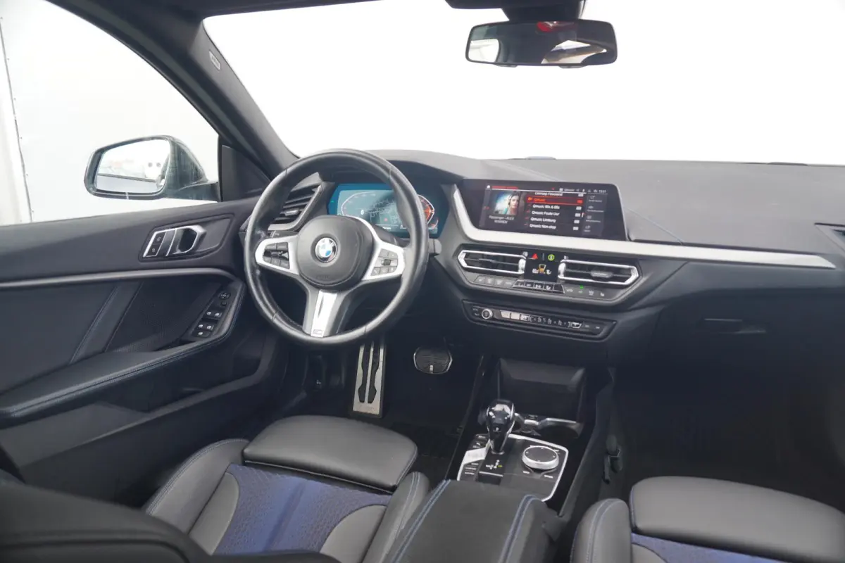 218i Executive M Sport | Elektrisch verwarmde voorstoelen | Cruise control | M Sport Steering