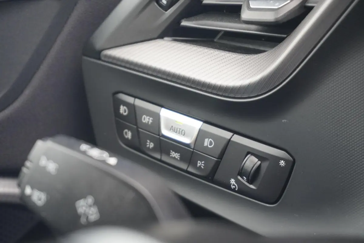 218i Executive M Sport | Elektrisch verwarmde voorstoelen | Cruise control | M Sport Steering