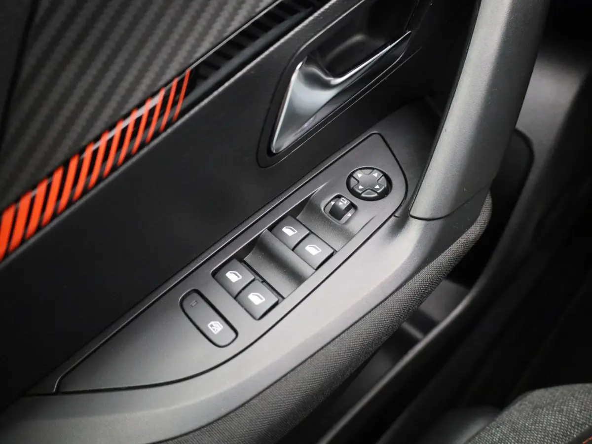 1.2 PureTech Active | Apple Carplay / Android Auto | Cruise Control | Achteruitrijcamera | Parkeersensoren |