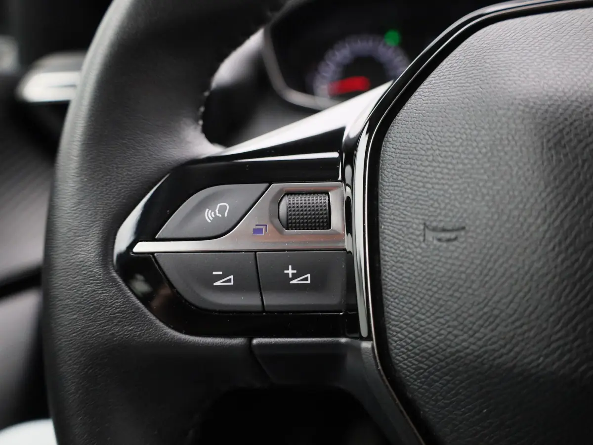 1.2 PureTech Active | Apple Carplay / Android Auto | Cruise Control | Achteruitrijcamera | Parkeersensoren |