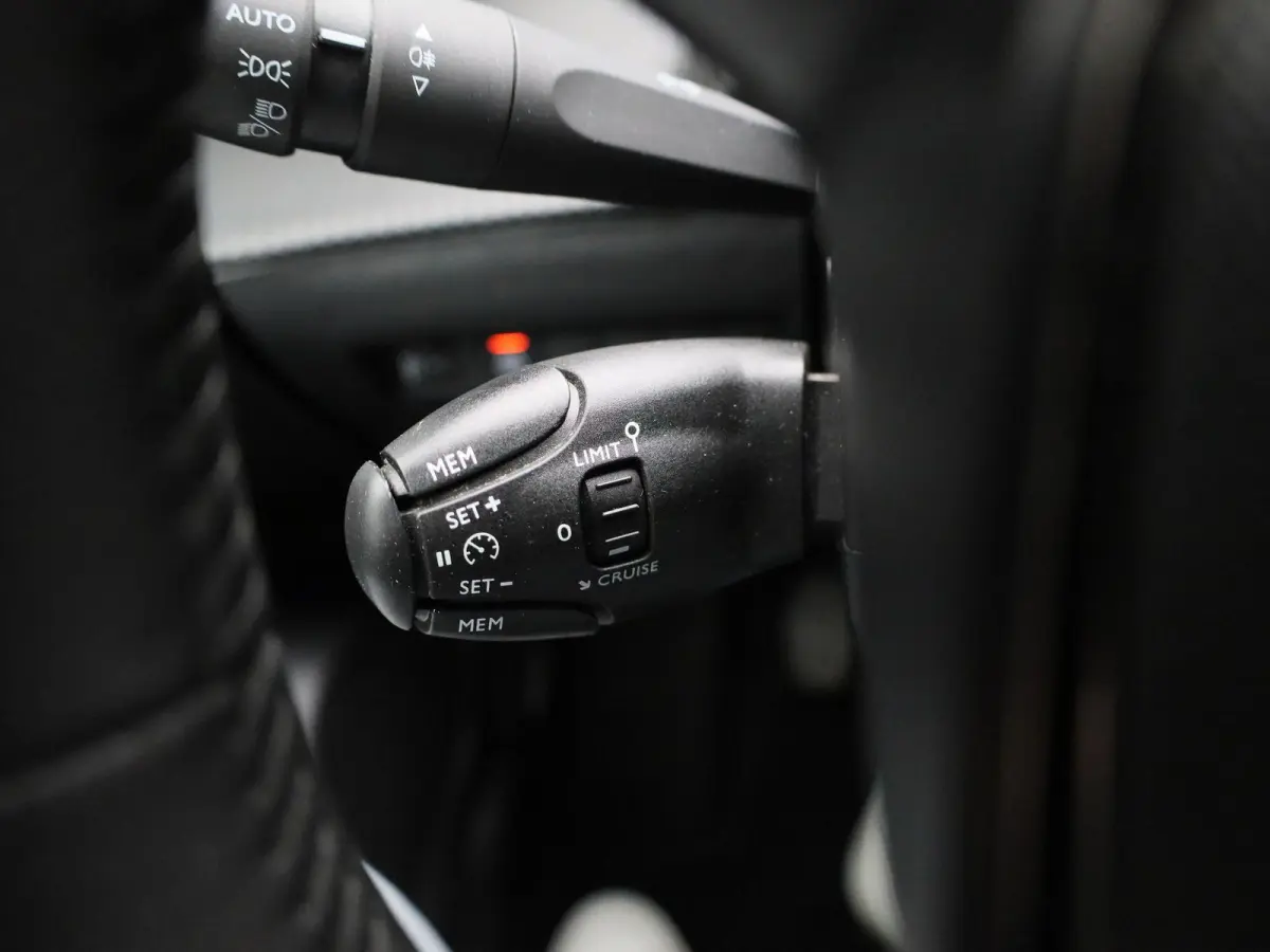 1.2 PureTech Active | Apple Carplay / Android Auto | Cruise Control | Achteruitrijcamera | Parkeersensoren |