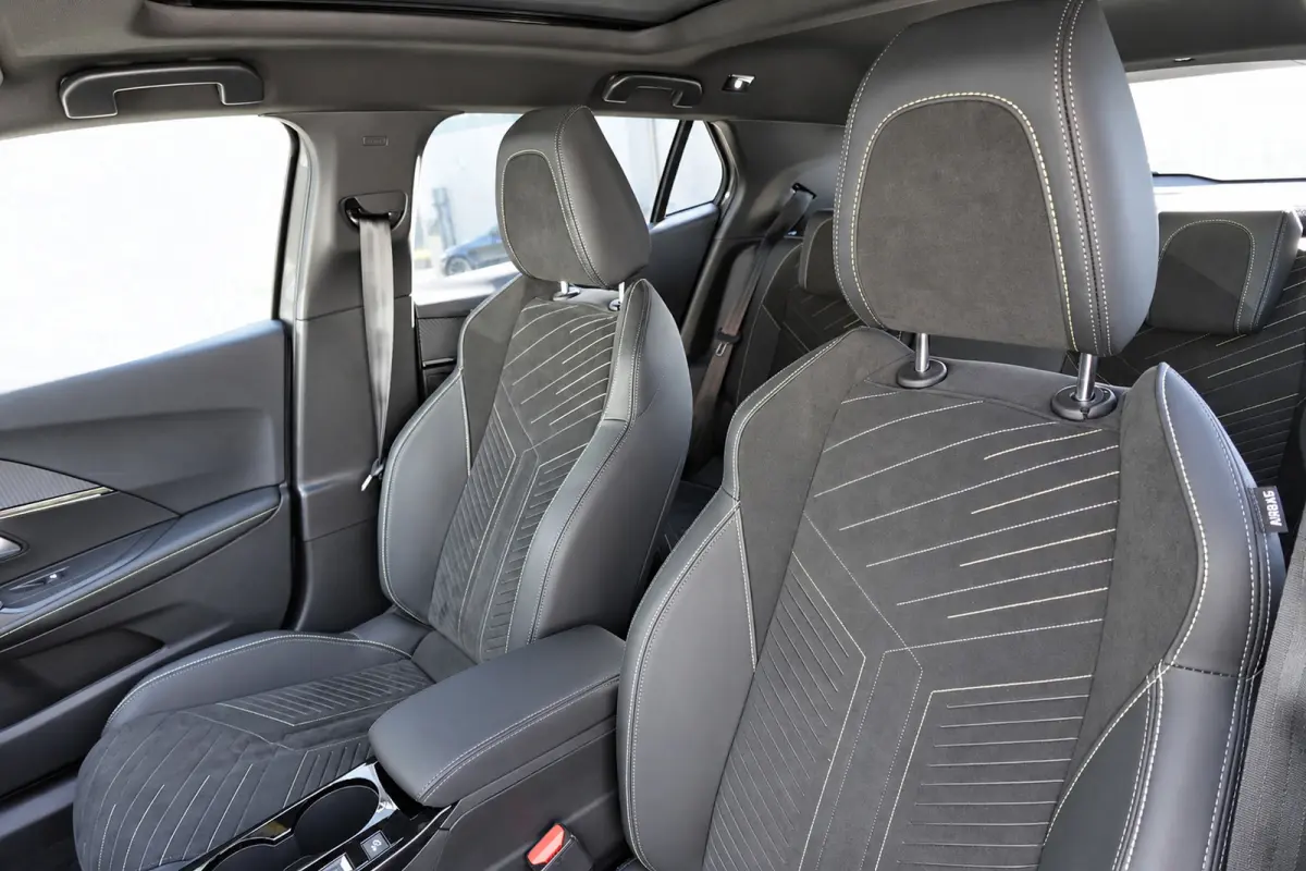 1.2 Hybrid 136 GT PANO KEYLESS 360