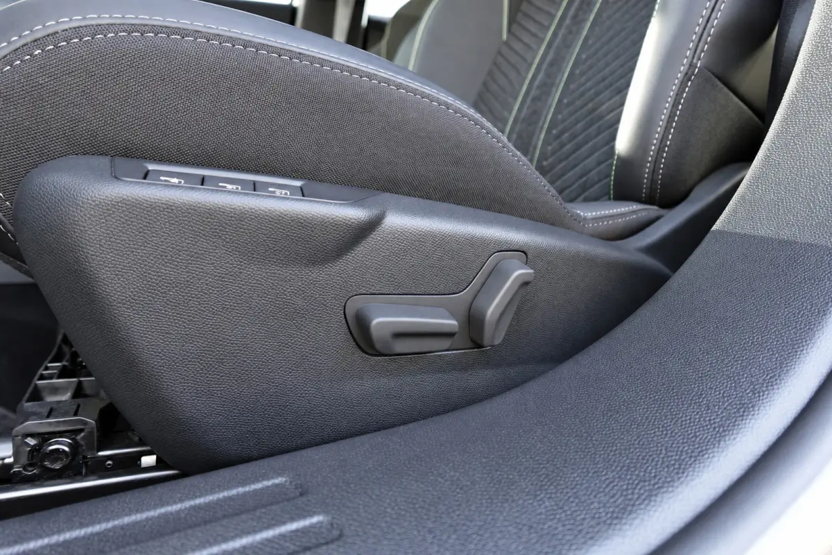 1.2 Hybrid 136 GT PANO KEYLESS 360