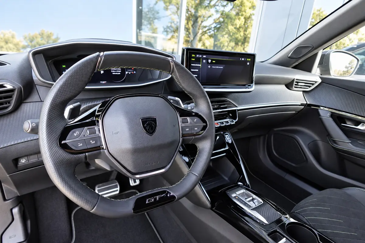 1.2 Hybrid 136 GT PANO KEYLESS 360