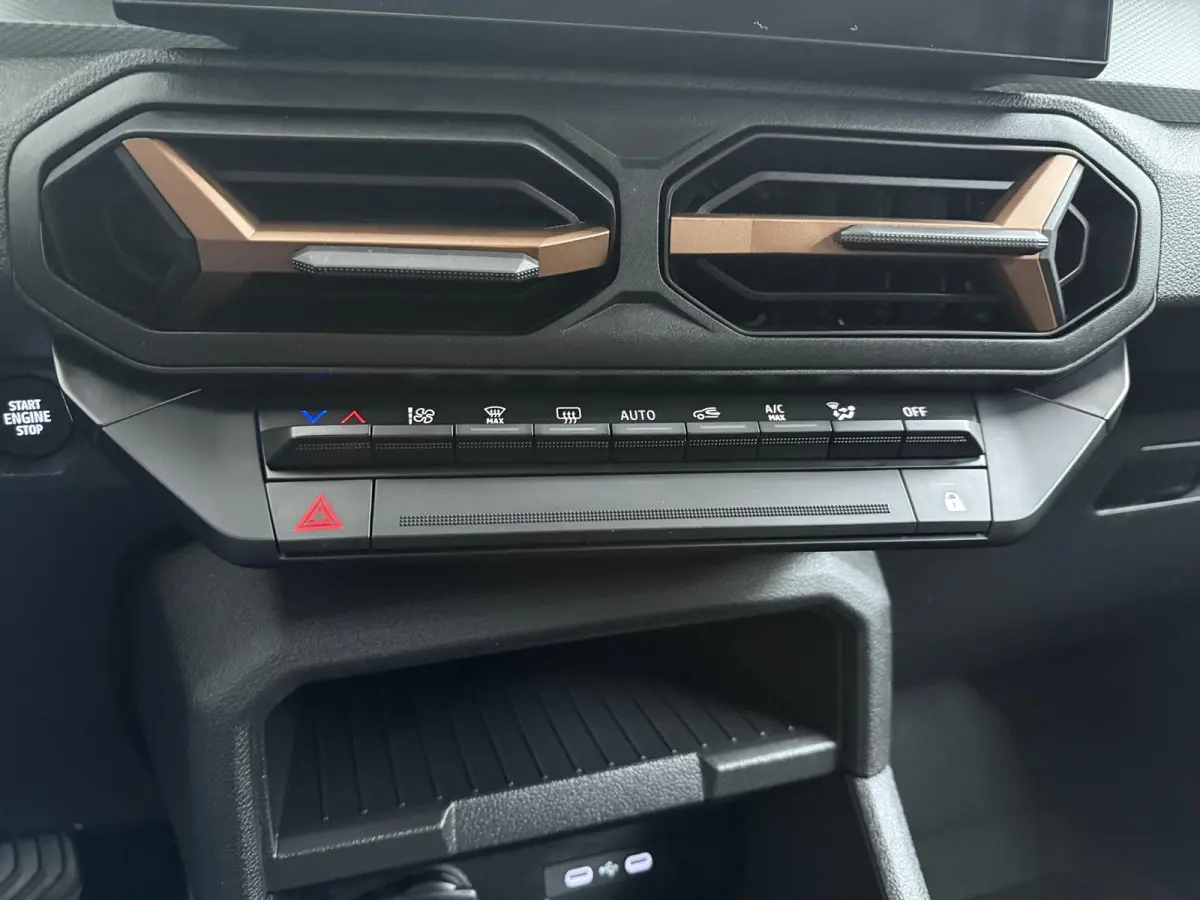 1.6 Hybrid 140 Extreme | Apple Carplay/Android Auto | 360 Camera | Sidesteps |