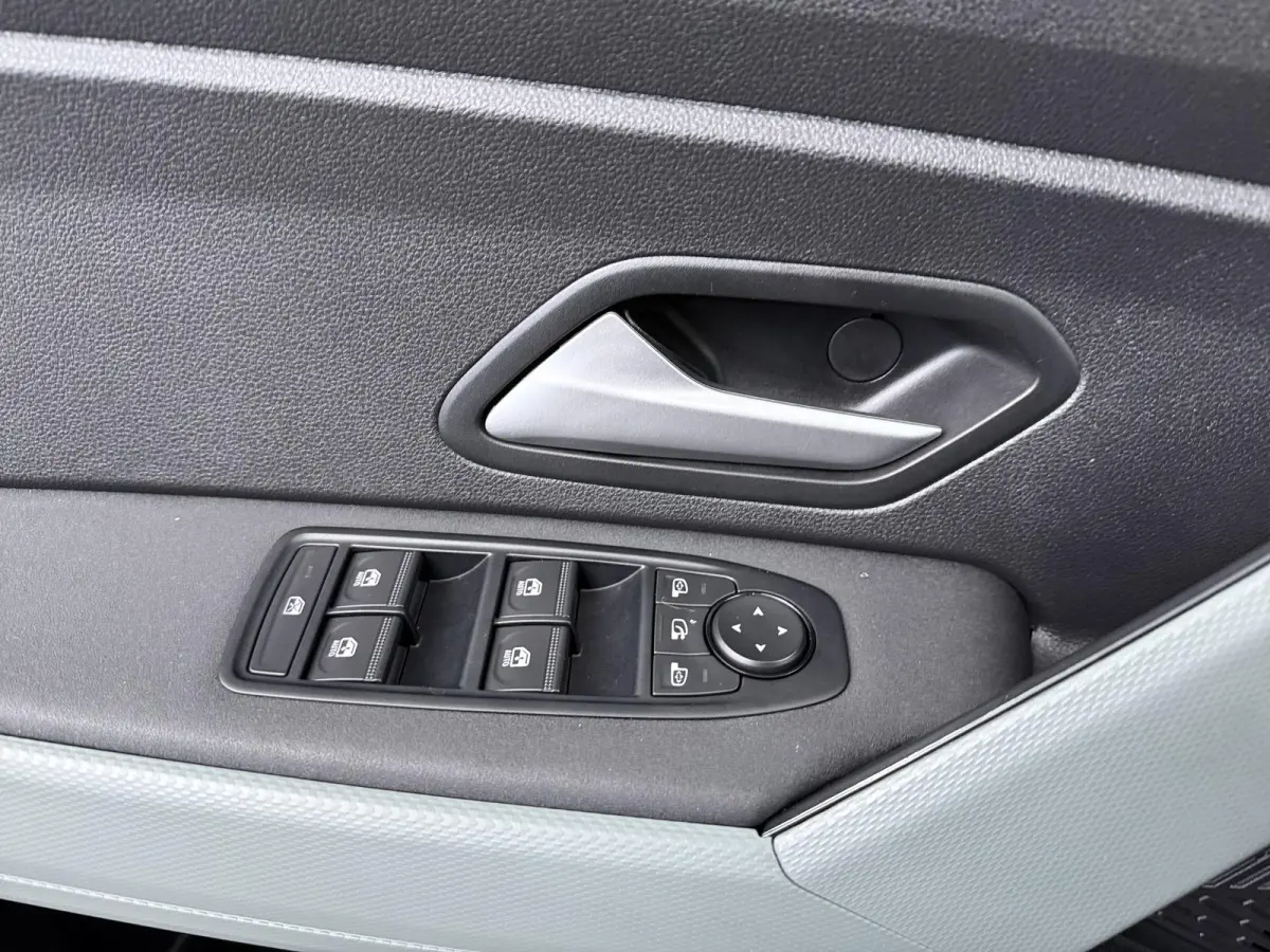 1.6 Hybrid 140 Extreme | Apple Carplay/Android Auto | 360 Camera | Sidesteps |