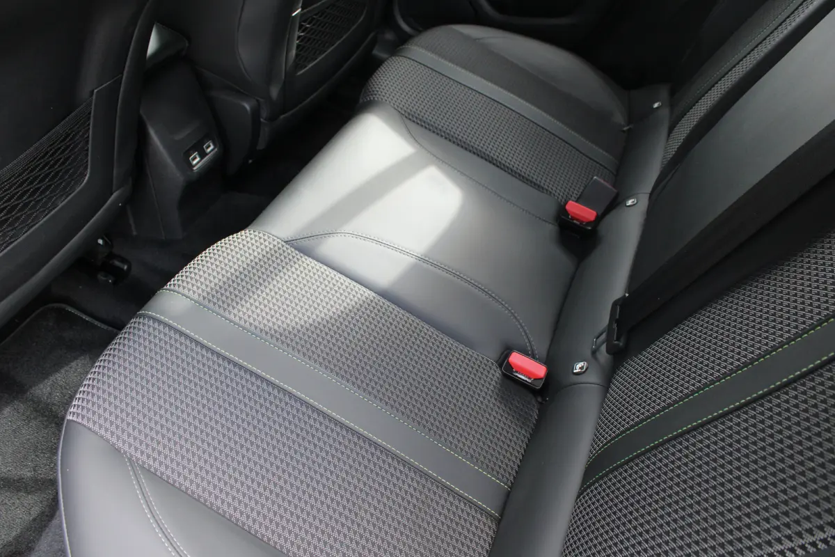 EV GT 350 50 kWh | Fase 3 laden | Navigatie | Camera | Full LED | NL auto | Apple carplay | 78.000km |