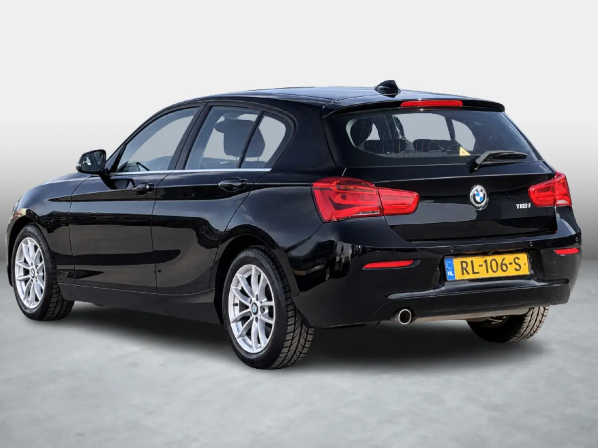 118i Executive Edition | Parkeer pakket | Cruise Control | Dealeronderhouden | 1e Eigenaar | NL Auto | Apple & Android | Camera | Automaat |