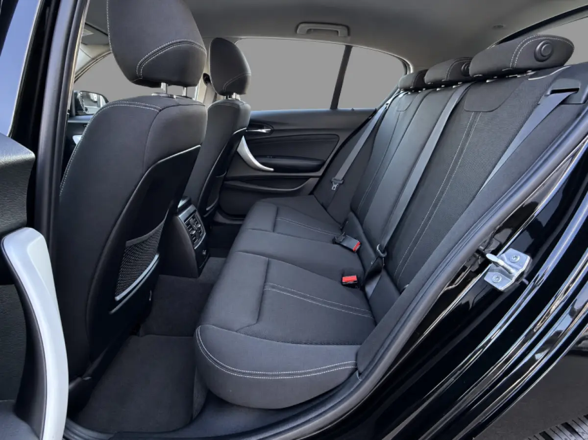 118i Executive Edition | Parkeer pakket | Cruise Control | Dealeronderhouden | 1e Eigenaar | NL Auto | Apple & Android | Camera | Automaat |