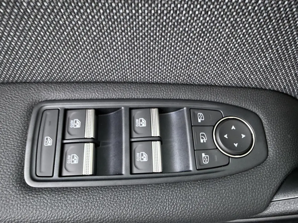 1.8 HEV AT Intense+ | €2.000 voorraadvoordeel | Keyless entry en go | Stoelverwarming | Adaptieve Cruise Control | Parkeersensoren rondom |