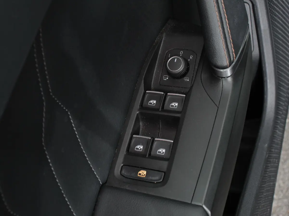 1.4 e-Hybrid VZ 245 pk DSG Wegklapbare trekhaak Navigatie Apple CarPlay Android Auto Camera Parkeerhulp  Adaptive Cruise Control Dodehoekdetectie Stoel- en stuurverwarming Full Led Climate C