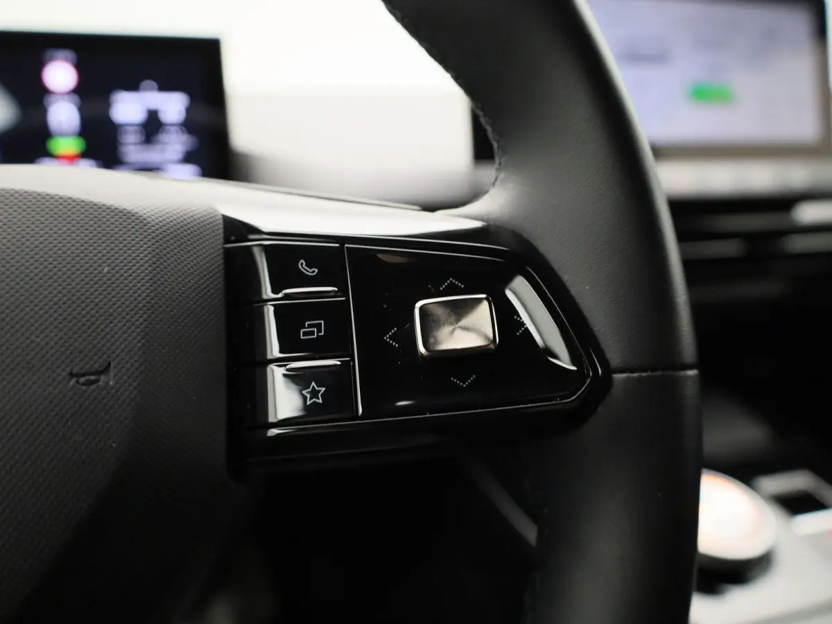 MG4 64 kWh Luxury | Elektrisch verstelbare stoel | Camera | Carplay |