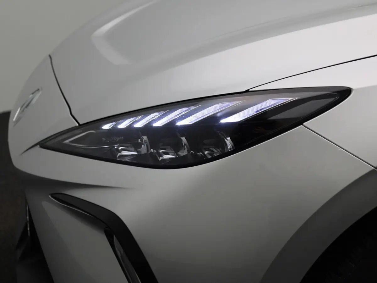 MG4 64 kWh Luxury | Elektrisch verstelbare stoel | Camera | Carplay |