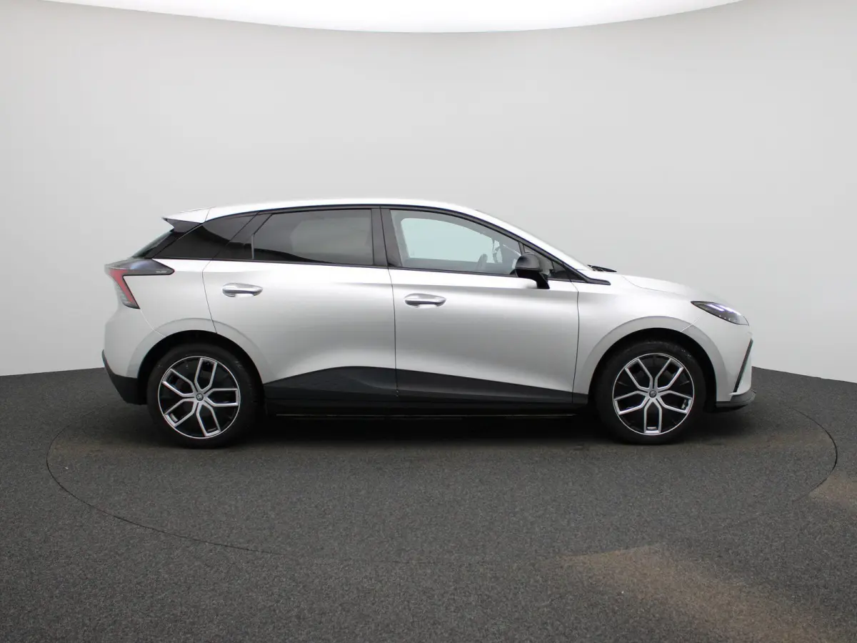 MG4 64 kWh Luxury | Elektrisch verstelbare stoel | Camera | Carplay |