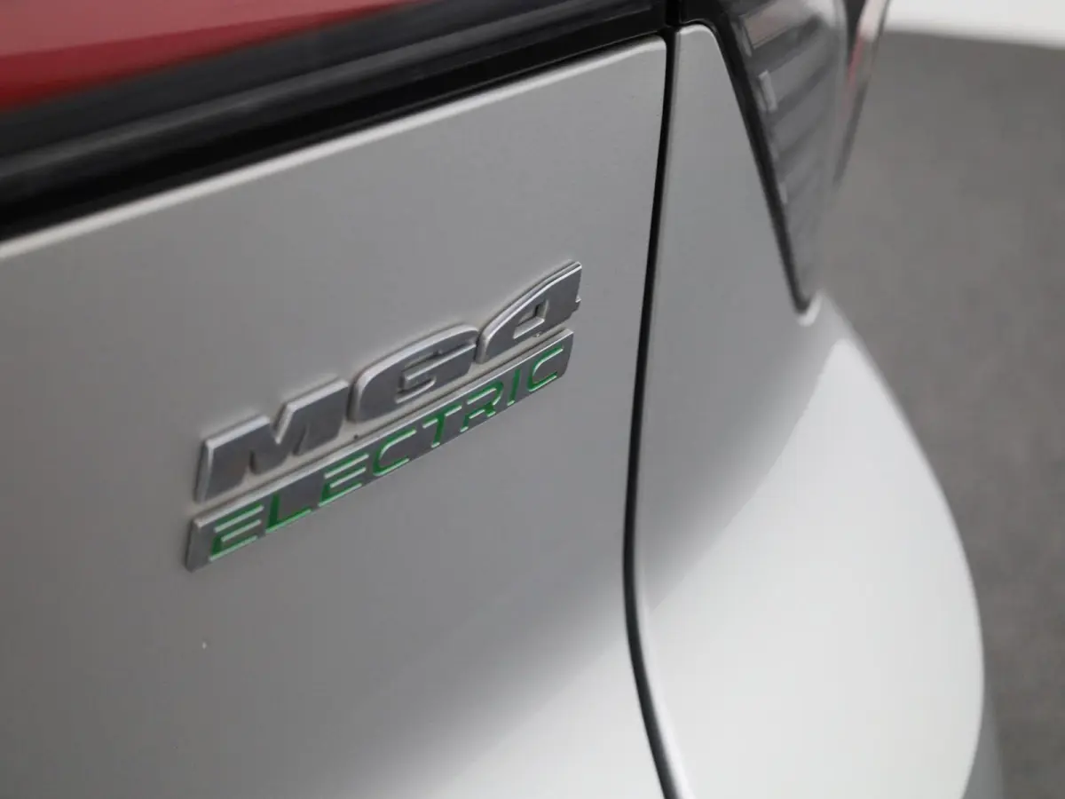 MG4 64 kWh Luxury | Elektrisch verstelbare stoel | Camera | Carplay |