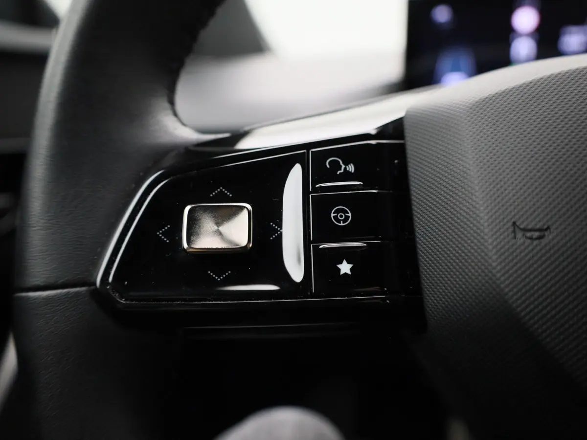 MG4 64 kWh Luxury | Elektrisch verstelbare stoel | Camera | Carplay |
